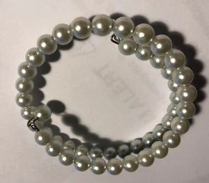 Pulsera TWIST con cable de memoria ~ Cuentas blancas parecidas a perlas - Imagen 1 de 3