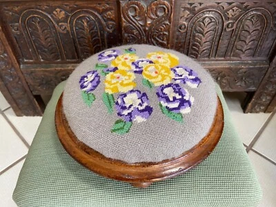 REPOSAPIÉS VICTORIANO ANTIGUO ÚNICO DE NOGAL CON PENSAMIENTOS Y PATAS TORNEADAS TALLADAS A MANO Foto 1 de 4