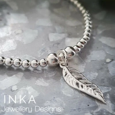 Pulsera de apilamiento de cuentas elástica de plata esterlina 925 inca con dije de plumas Foto 1 de 4