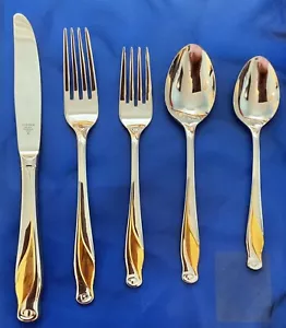 Vajilla de acero inoxidable chapada en oro Gorham, patrón de brote de resorte dorado, para 1 - Imagen 1 de 6