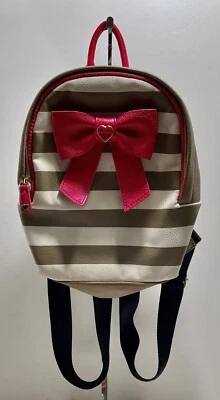 Mini mochila Betsey Johnson a rayas blancas y tostadas con lazo rosa Foto 1 de 4