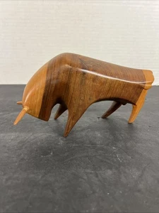 Mid Century Modern Teakholz geschnitzter Stier mit geborener modernistischer Skulptur 8 Zoll - Bild 1 von 7