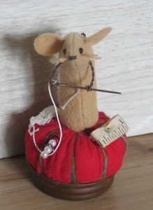Cuscino primitivo folk topolino su spilla ago feltro cucito filo mani coda 5,5" - Foto 1 di 12