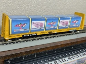 TRAILER TRAIN - 60 ft BULKHEAD w/LITEFORM PINK PANTHER CUSTOM LOAD HO SCALE NEW - Picture 1 of 13