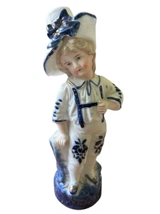Antike französische blau-weiße Porzellanfigur Junge 8 3/4 Zoll nummeriert aus Frankreich - Bild 1 von 11