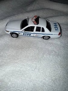 MotorMax 1:43 Police Crown Victoria NYPD - Picture 1 of 4