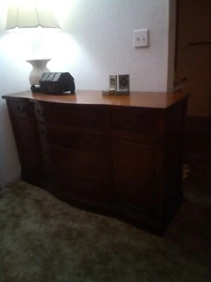 Антикварный спальный гарнитур из красного дерева. - Изображение 1 из 3