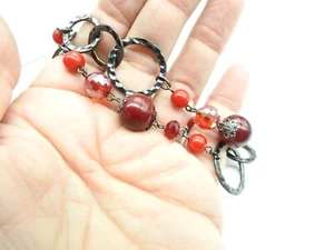 Brazalete de eslabones de anillo texturizado tono plata oscuro con cuentas de plástico cristal rojo vintage - Imagen 1 de 4