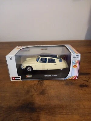 Burago Street Classics 18-43204 масштаб 1:32 Citroen DS19 - белый - в коробке - Изображение 1 из 4