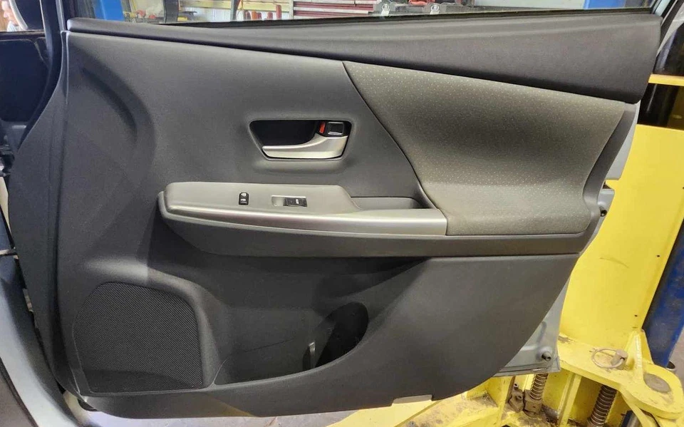 Panel de moldura de puerta delantera derecha lado pasajero Toyota Prius V 13-14 tela gris oscuro Foto 1 de 1