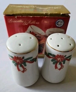 Christmas Salt & Pepper POINSETTIA & RIBBONS Porcelain Shaker Set Vintage - Picture 1 of 8
