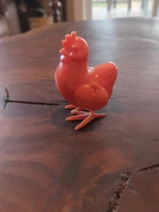 Juguete mecánico vintage de plástico jaspeado naranja de los años 50 para colocar pollo 5 huevos de mármol - Imagen 1 de 5