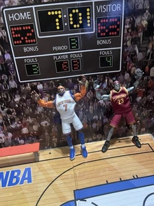NBA Heroes Ultimate Game Court Basketball Playset bifacciale /LeBron e Carmelo - Foto 1 di 22