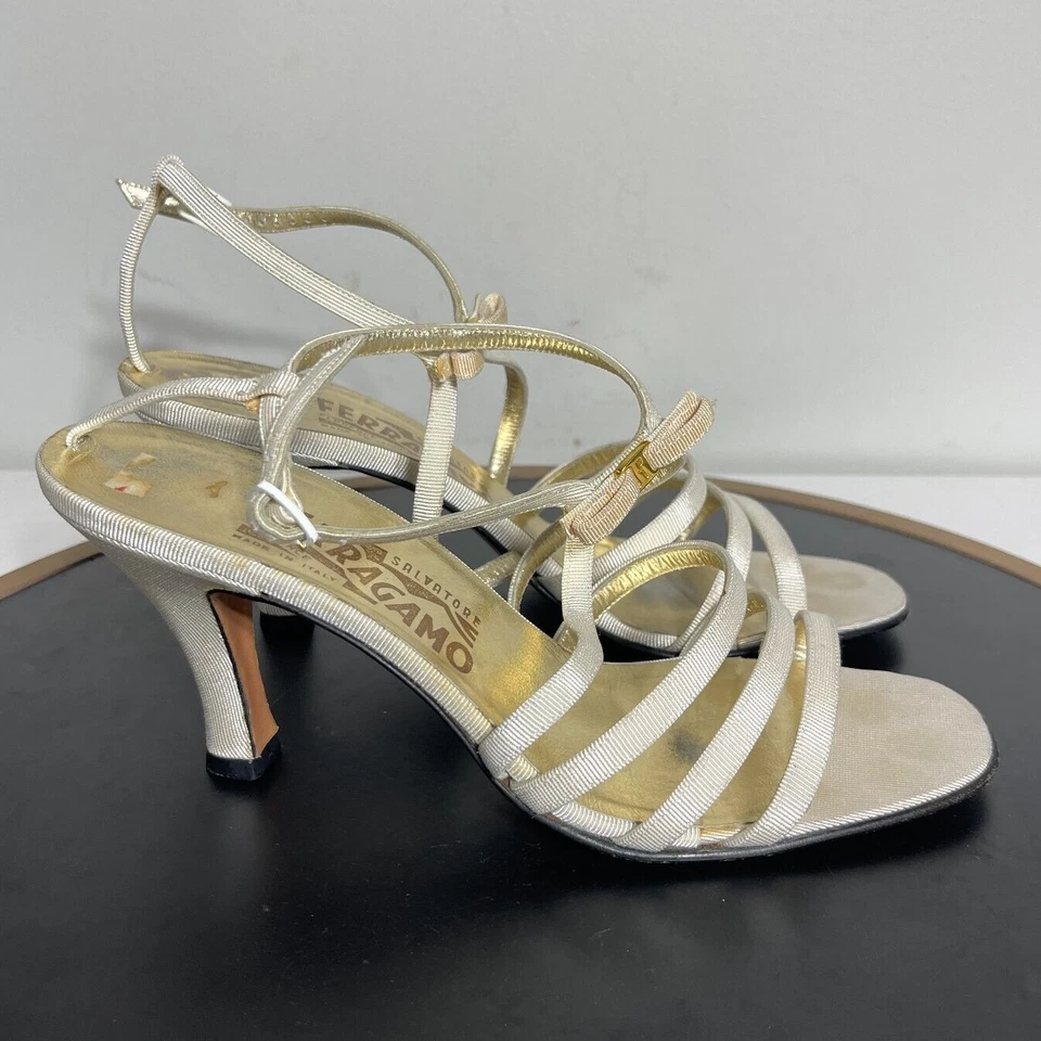 Sandalias Salvatore Ferragamo con tiras para mujer 7,5 dorado moño acento tacón alto Italia Foto 1 de 4