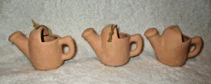 Ceramica ~ Contenitori in argilla con beccuccio per irrigazione ~ decorazione ~ 3 quantità ~ 2 1/8" alti x 1,5" - Foto 1 di 11