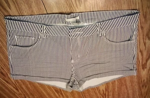 H&M WALKING SHORTS COTTON BLACK & WHITE STRIPPED 5-POCKET JEAN SIZE 12 NWT - Picture 1 of 4