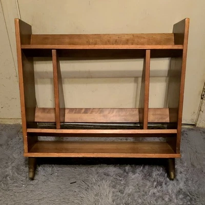 Librería moderna de madera de mediados de siglo o estante para discos con patas cónicas con punta de latón Foto 1 de 3