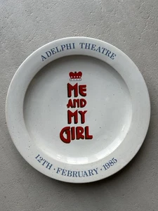 ICH UND MEIN MÄDCHEN ADELPHI THEATER BESETZUNG CREW ERÖFFNUNGSABEND GESCHENK 9.12.1985 10" TELLER - Bild 1 von 6