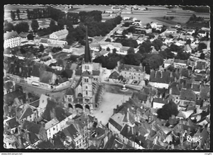 CPSM  --  AUXONNE . VUE AERIENNE SUR LA PLACE D ARMES . 172.K* - Foto 1 di 1