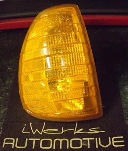 (1) 77-85 Mercedes 280E 240D 300D Passenger Corner / Parking Light Turn Signal R - Picture 1 of 8