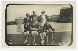 BP447 Carte Photo vintage card RPPC groupe beach plage famille cadre noir - Picture 1 of 1