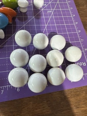 "Lote de 11 tiradores de puerta de gabinete de cajón de cerámica blanca vintage de 1""" Foto 1 de 4