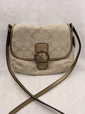 Bolso de Mano Bandolera COACH Soho Metálico Clásico con Solapa en C Pequeño Foto 1 de 4