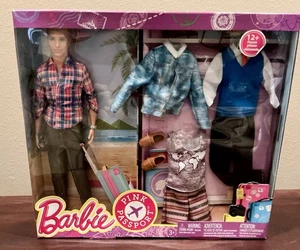 Barbie Rosa Passaporto Ken Set da Viaggio con Vestiti 12+ Pezzi NUOVO - Foto 1 di 5
