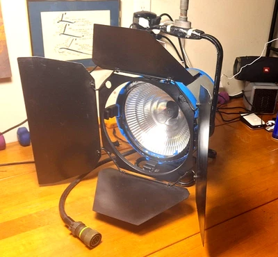 ARRI M18 HMI 1800W LAMPHEAD WITH 4 LEAF BARNDOOR (110/220 VAC) L1.37600.B - Image 1 of 4