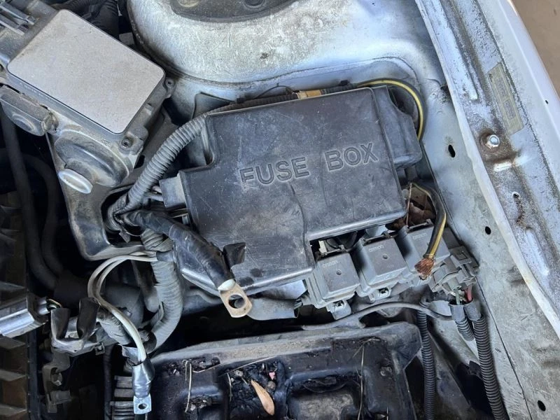 Fuse Box Engine Fits 00-02 MAZDA 626 104705754 Foto 1 de 4