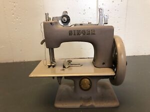 Vintage Singer Model 20 Toy Miniature Salesman Sample Sewing Machine