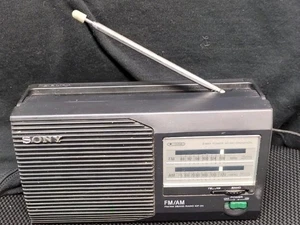 Radio Portátil Sony ICF-24 FM/AM 2 Bandas Alimentación 2 Vías AC/DC - Probada y Funcionando - Imagen 1 de 7