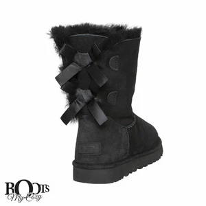 BOTAS CLÁSICAS UGG BAILEY BOW II GAMUZA NEGRA PIEL DE OVEJA TALLA US 9/UK 7.5/EU 40 NUEVAS - Imagen 1 de 6