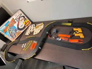 Tyco Dirt Bike Racing 6215 Set Scala HO con #7 Giallo #11 Rosso 7 Eleven Nascar - Foto 1 di 22