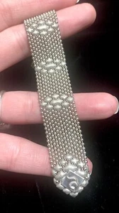 PULSERA FIRMADA POR SERGIO GUTIÉRREZ SG Metal Líquido Tachonado Malla Tono Plata - Imagen 1 de 7