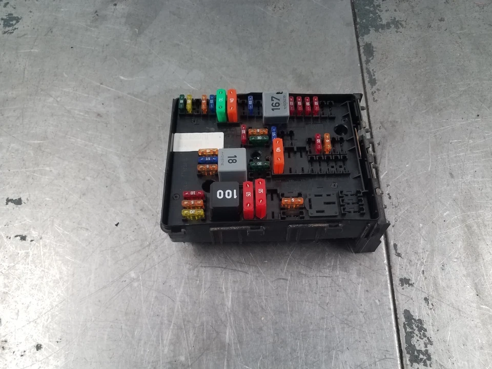 Volkswagen Golf R 2013 AWD compartimento del motor panel de fusibles #16682 M5 Foto 1 de 4