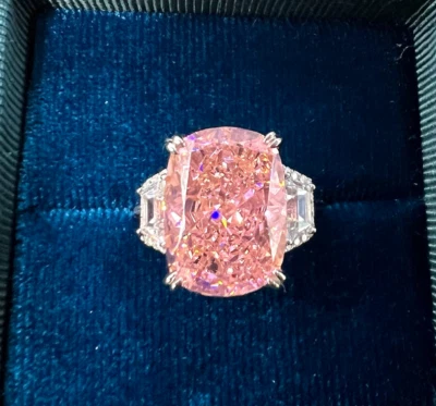 Enorme anillo de tres piedras de zafiro y diamantes con forma de cojín rosa chicle de 14,12 quilates Foto 1 de 4