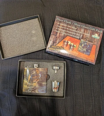 Frasco de acero inoxidable Rivers Edge Deer Design, embudo de carga y 2 vasos de chupito Foto 1 de 4