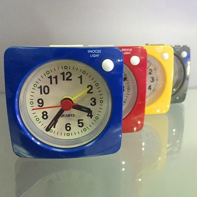 Quarz Nachttischwecker leise und schlanke Miniuhr für Reisen oder Zuhause - Bild 1 von 4