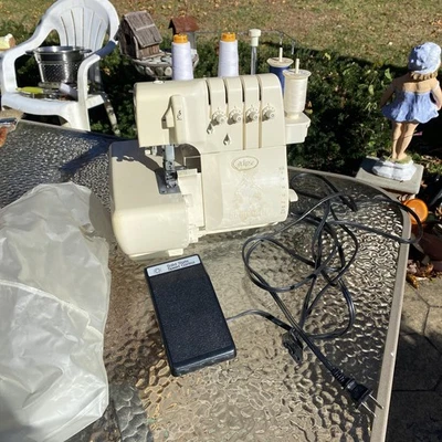 Baby Lock Eclipse Serger BLE1 ¿Repuestos de máquina de alta calidad o reparación?/sin probar Foto 1 de 4