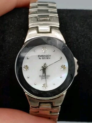 Reloj Embassy Gruen Tono Plata Diamante Acento Cuarzo GEM2402L 22mm Batería Nueva Foto 1 de 4