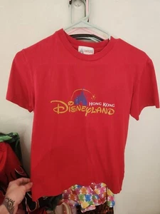Disneyland Hong Kong Disney rotes T-Shirt Vintage Shirt Oberteil Größe Small - Bild 1 von 6