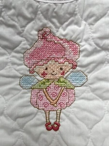 Baby Lätzchen. Handbestickt.  Rosenblumenfee, rosa - Bild 1 von 3