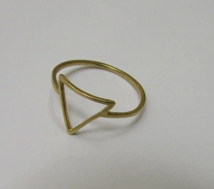 ¡Anillo simple en forma de triángulo! Joyería banda apilable de diseño geométrico llena de oro - Imagen 1 de 3