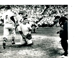 YOGI BERRA NEW YORK YANKEES  8X10 PHOTO  BASEBALL - Picture 1 of 1