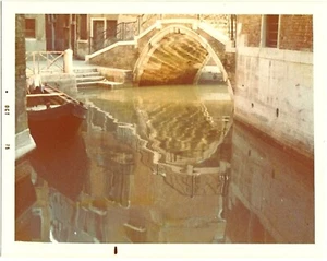 Foto Vintage A Colori Venezia Italia 1975 Un Canale Laterale Tranquillo Con Riflessi Ponte - Foto 1 di 2