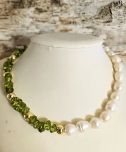 Assymetrical Peridot And White Baroque Pearl Necklace In Gold Plated - Picture 1 of 11
