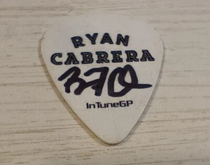 Púa de guitarra autografiada por Ryan Cabrera *Rara* Púa de silueta firmada en sintonía GP - Imagen 1 de 5