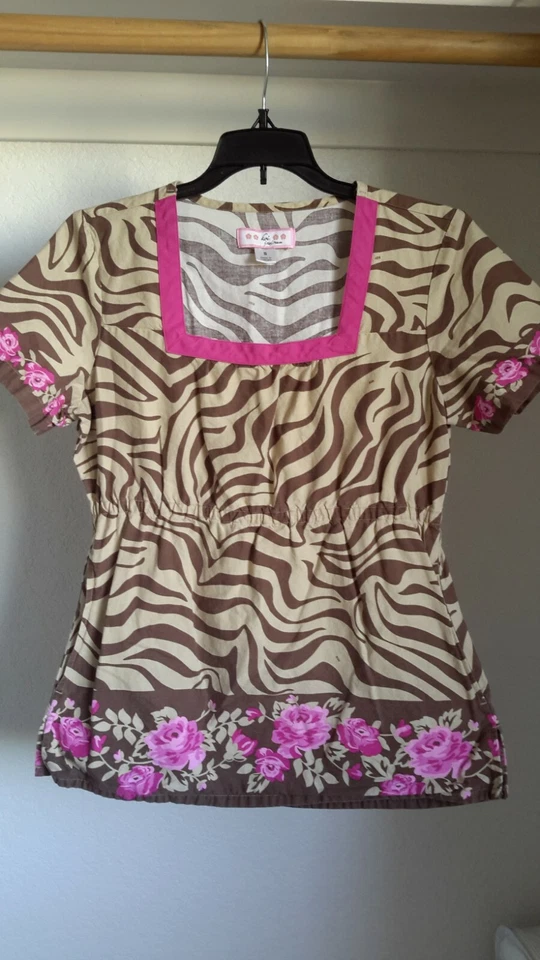 Blusa Médica Koi By Kathy Peterson para Mujer Talla S Cebra/Floral Cuello Cuadrado Usada en Excelente Condición Foto 1 de 4