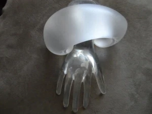VINTAGE Patricia Von Musulin Frosted Lucite Manschettenarmband signiert - Bild 1 von 9